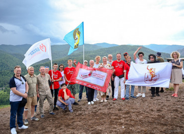Расширяя границы: в Красноярском крае доноры совершили восхождение на горный хребет
