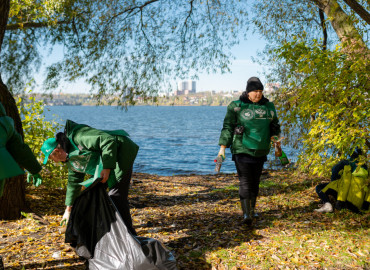 "Экология – дело каждого": корпоративные волонтеры убирают пляжи от мусора по всей стране
