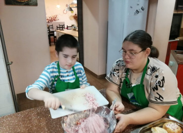 Учиться и помогать: в Уфе особенные дети посетили мастер-класс по кулинарии, а приготовленные блюда передали бездомным