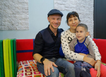 Шоумен Дмитрий Хрусталев посетил детский хоспис в Омске
