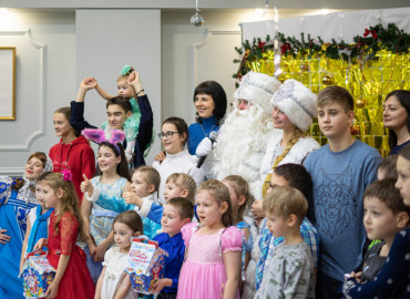 Дети из семей беженцев побывали на новогоднем утреннике в Воронеже