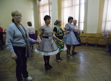 Что такое контрданс: калининградских пенсионеров приглашают на бесплатные уроки танцев